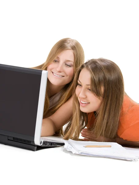 Zwei junge glückliche Studentinnen arbeiten am Laptop — Stockfoto