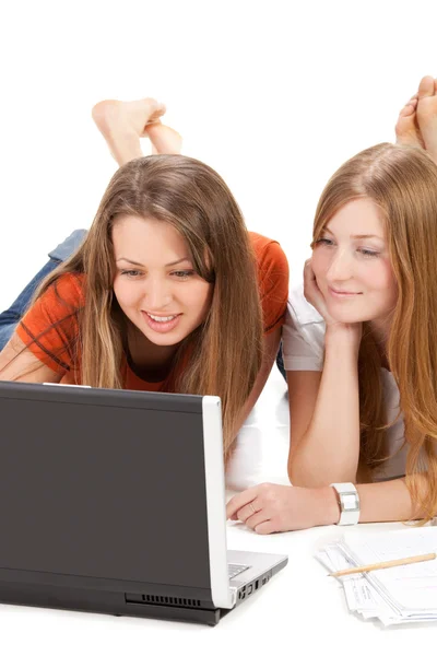 Due giovani studenti felici ragazza lavorano sul computer portatile — Foto Stock
