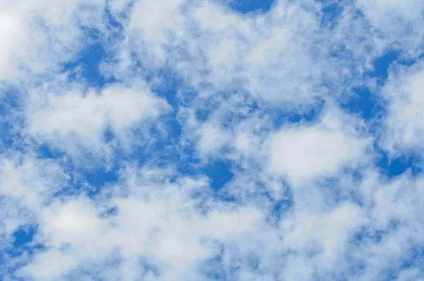 Nubes y un cielo azul Imagen de archivo