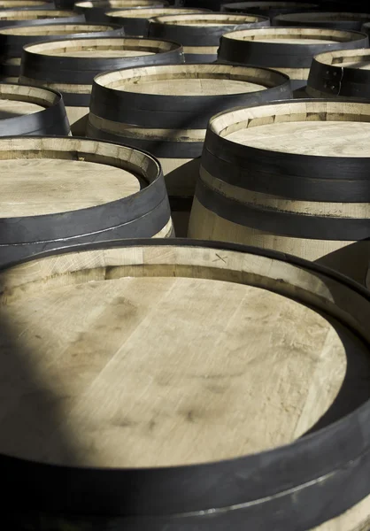 Filas de barriles para almacenar vino —  Fotos de Stock