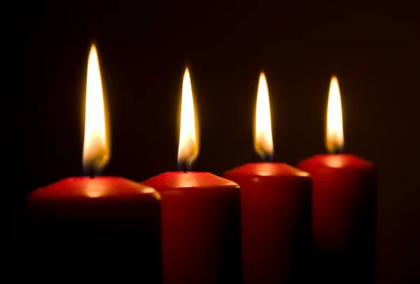 Patru lumânări roșii cu flacără — Fotografie, imagine de stoc
