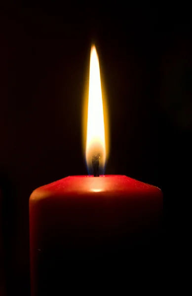 Červená svíčka s plamenem — Stock fotografie