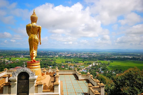 タイ北部で仏を歩いてください。 — 图库照片