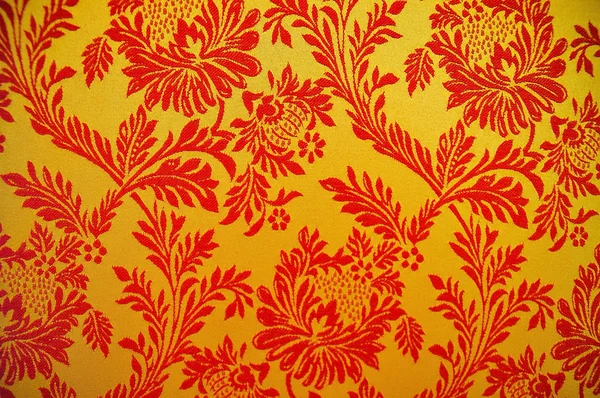 Sofá vermelho e fundo flor — Fotografia de Stock