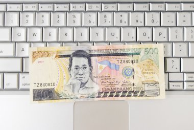 bilgisayar klavye üzerinde para