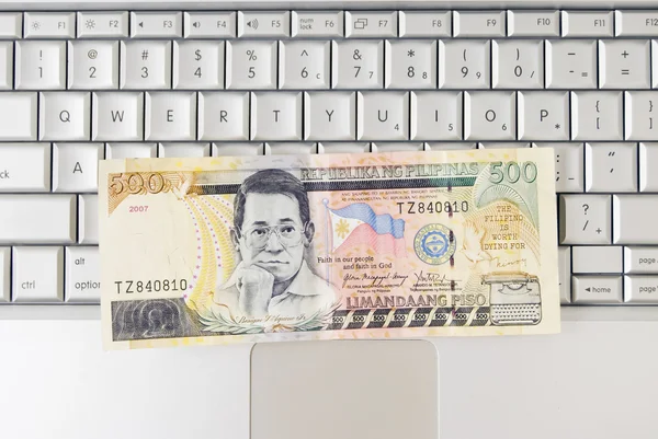 Dinero en el teclado del ordenador — Foto de Stock