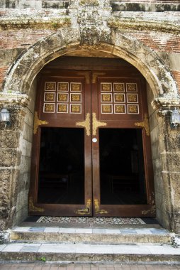 kilise kapısına