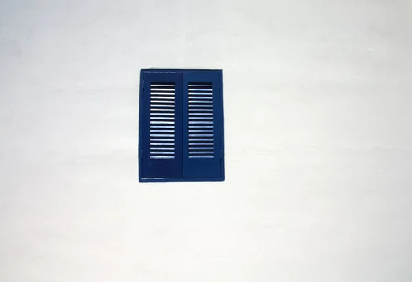Ένα Μπλε Παράθυρα Λευκό Τοίχο — Φωτογραφία Αρχείου