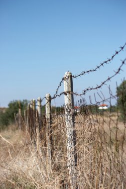 dikenli tel çit kırsal kesimde