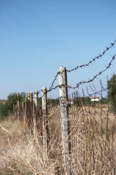 Dikenli tel çit kırsal kesimde — Stok fotoğraf