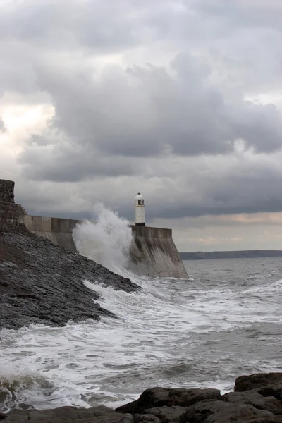 Deniz feneri kıyı şeridi Galce — Stok fotoğraf