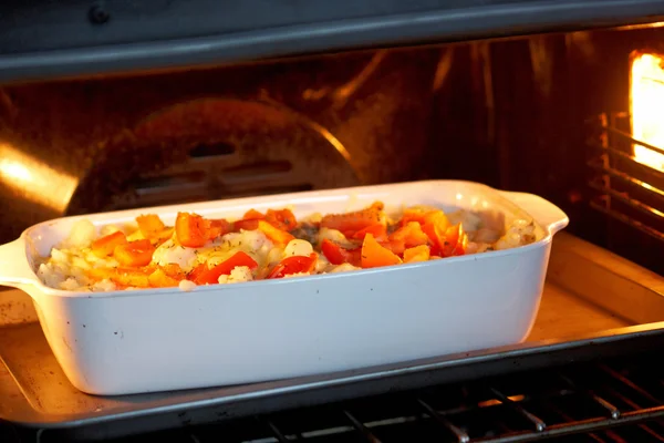 素食主义者马铃薯烘烤在烤箱 — 图库照片