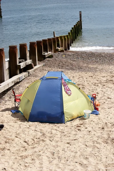 Пляжная палатка на краю воды — стоковое фото