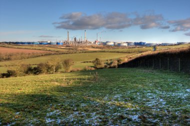 pembrokeshire içinde kar ön planda olan bir çalışma petrol rafinerisi