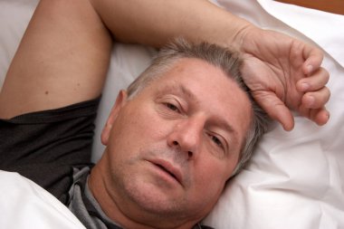 Olgun bir erkek yatakta uyanmak