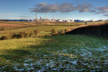 pembrokeshire içinde petrol rafinerisi ile kar ön planda