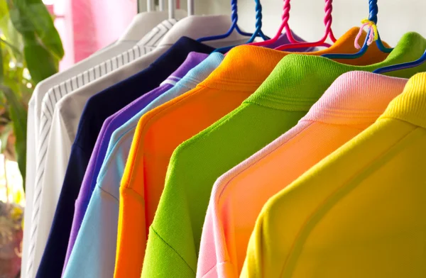 Camiseta colorida en las perchas Imagen de stock