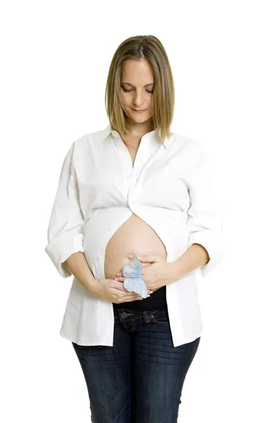 Vackra gravid kvinna anläggning blå fjäril — Stockfoto