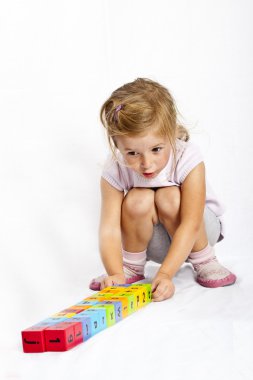 mutlu küçük kız renkli tahta bloklarla oynama