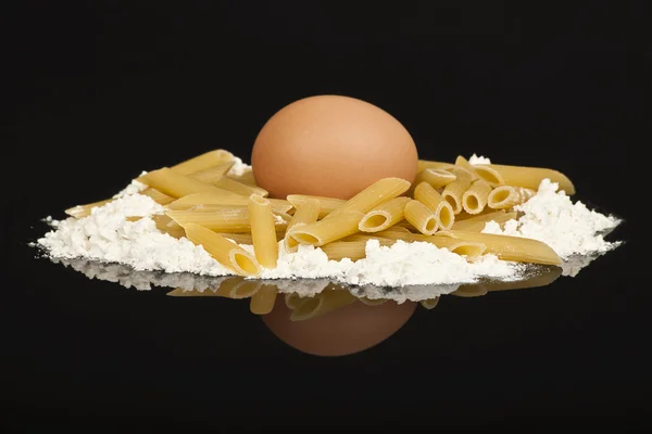 Massa com farinha e ovo — Fotografia de Stock