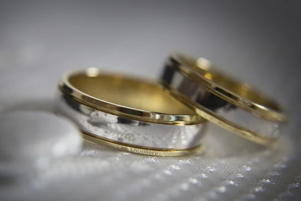 两个银放在 Waistcot 上的结婚戒指 — 图库照片