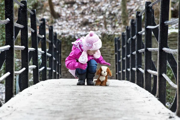 Little Girl Pink Jacket Her Maskot Bridge — Stock Photo, Image