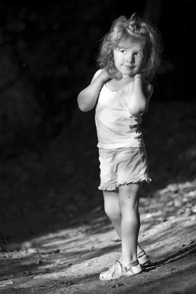 Маленькая Симпатичная Девочка Позирует Фотографу Модель — стоковое фото