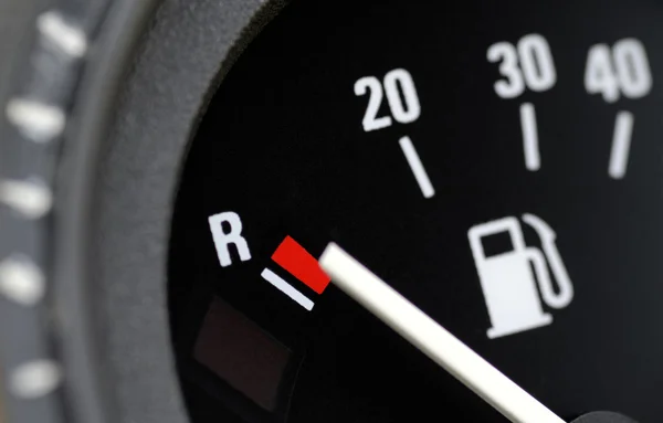 Indicatore del carburante in un'auto — Foto Stock