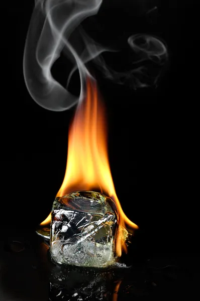Cubo de gelo em chamas — Fotografia de Stock