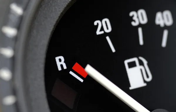 Bränslemätare i en bil Stockfoto