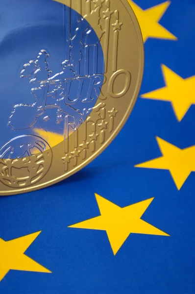 एक यूरोपीय ध्वज पर यूरो सिक्का — स्टॉक फ़ोटो, इमेज