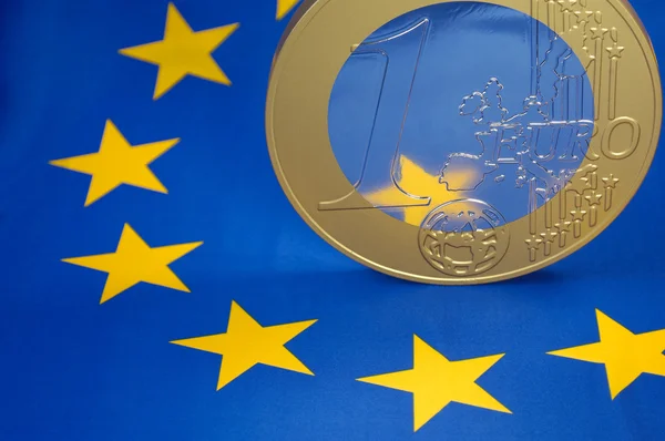 Монети євро на Європейський прапор — стокове фото