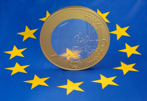 Монета евро на европейском флаге — стоковое фото