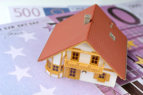 欧元钞票上的房子模型 — 图库照片