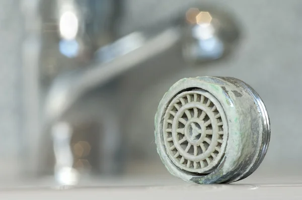 Tamis calcifié d'un robinet en gros plan — Photo