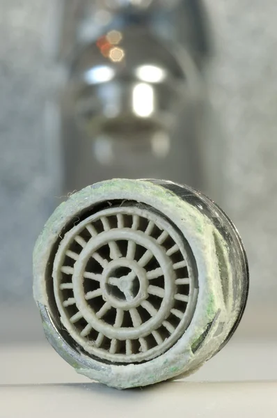 Peneira calcificada de uma torneira de perto — Fotografia de Stock