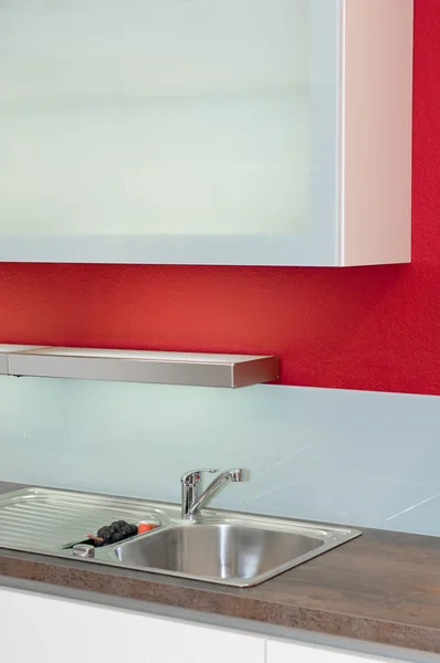 Bucătărie modernă dotată cu perete roșu — Fotografie, imagine de stoc