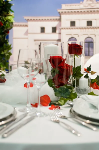 Covered banquet with red roses decoration — Stock Photo, Image