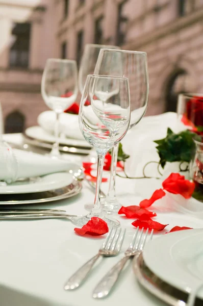 Banquet couvert avec décoration de roses rouges — Photo