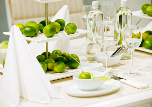 Tischdekoration mit Limette — Stockfoto