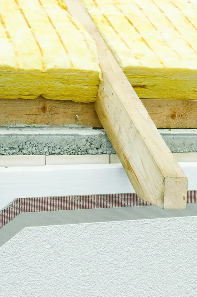 Isolamento térmico de um telhado de casa e fachada rebocada — Fotografia de Stock