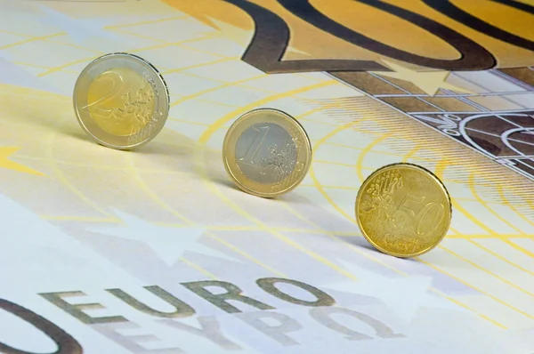 欧元硬币滚一 200 欧元伪钞 — 图库照片
