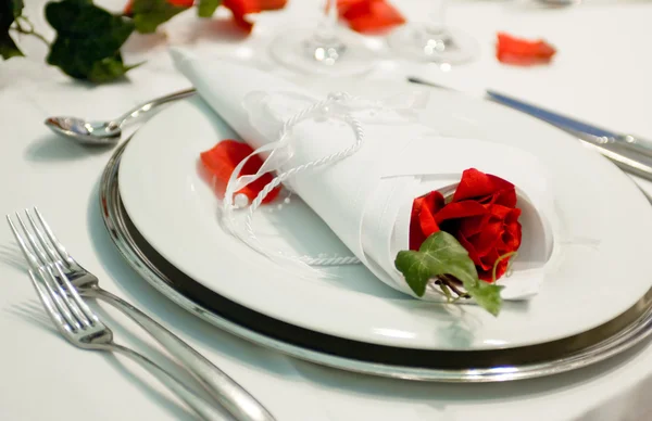 Καλύπτονται Συμπόσιο με κόκκινα τριαντάφυλλα διακόσμηση — Φωτογραφία Αρχείου