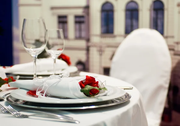 Banquete cubierto con decoración de rosas rojas —  Fotos de Stock