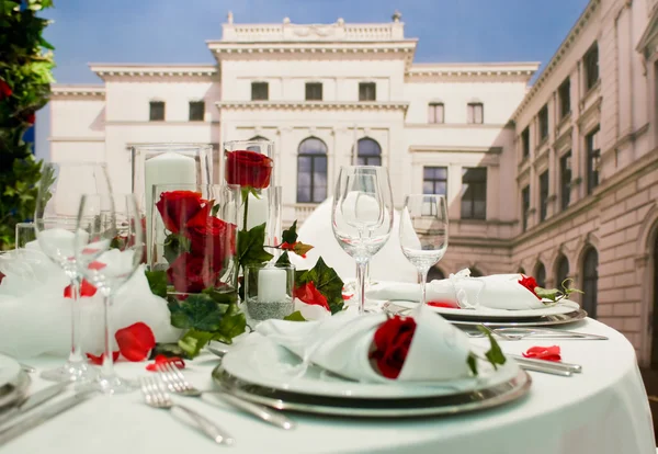 Banquete coberto com decoração de rosas vermelhas — Fotografia de Stock