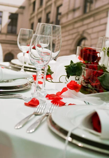 Gedekt feestzaal met rode rozen decoratie — Stockfoto