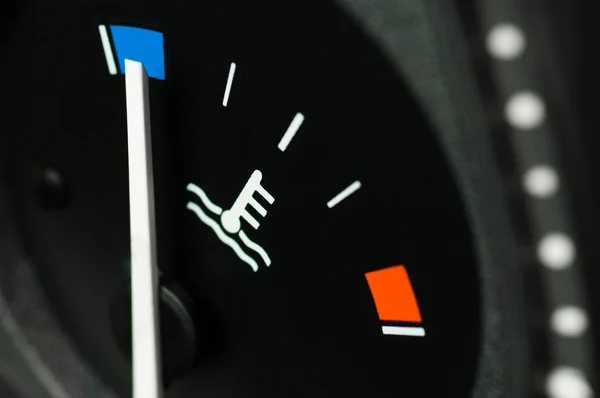一辆汽车的电机温度测量仪 — 图库照片