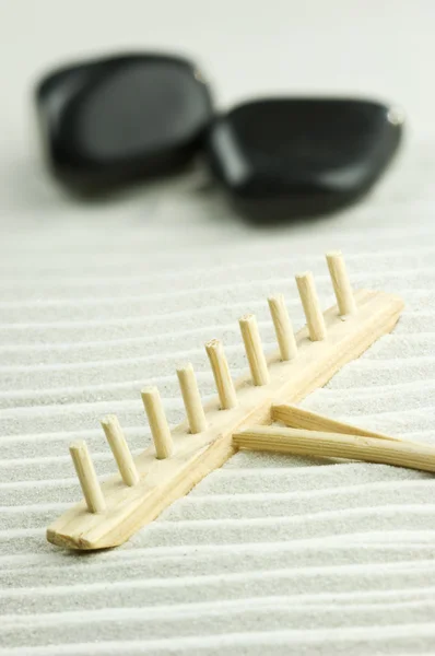 Miniatuur Zentuin met houten hark een stenen — Stockfoto