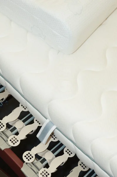 Châssis latté d'un lit, matelas et oreiller — Photo