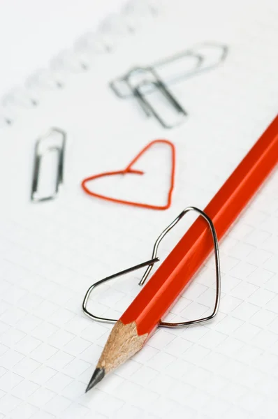 Clips de papel, formado como corazones, amor de oficina — Foto de Stock